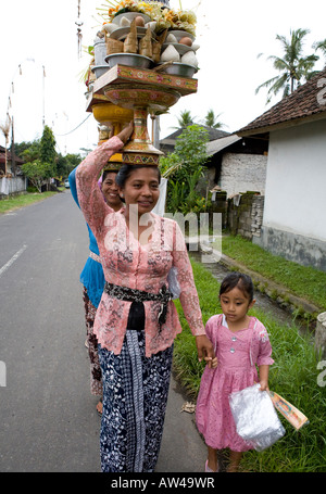 Lokale balinesische Frau die Güter dort leitet Ubud Bali Indonesien Stockfoto