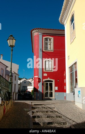 Der gepflasterten Straße bergauf in Richtung Convento Nossa Senhora de Desterro Kloster in der Stadt Tavira an der Algarve im Süden Portugals Stockfoto