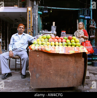 altes Ehepaar in Saft Shop Delhi Indien Stockfoto