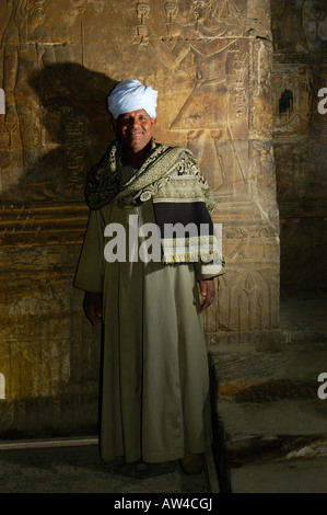 Guide Posen für Kamera in den Kammern im Inneren des Tempels des Horus, Edfu, Ägypten Stockfoto