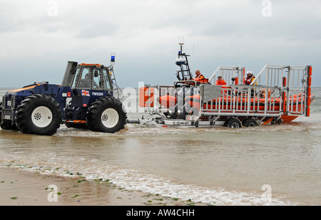 RNLI-Rettungsboot gezogen aus dem Meer am Strand von Sheringham Norfolk England Stockfoto