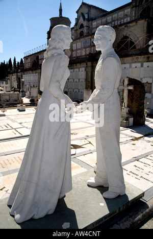 Marmor-Leben Größe paar am Grab auf dem Friedhof von San Miniato, Florenz, Italien Stockfoto