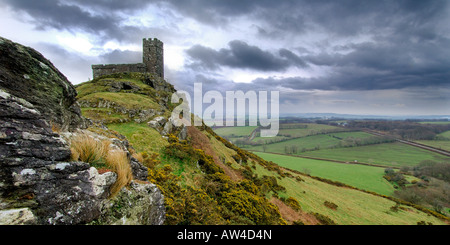 Dramatische stürmische Himmel über der Kirche von St. Michael auf Brent Tor im Dartmoor National Park South Devon im Panorama-format Stockfoto