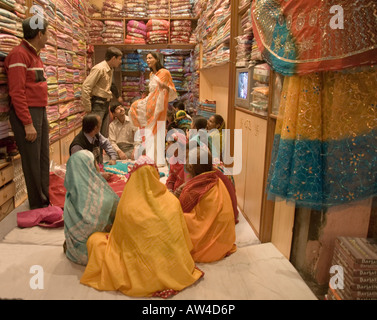 Frauen Einkaufen für Saris in einem Geschäft in Jaipur, Indien. Stockfoto