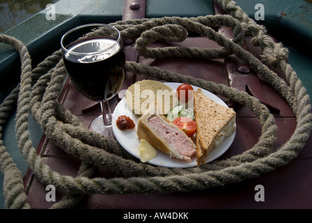 Essen und Wein auf dem Bogen der Narrowboat, Milford Sterne an einem Tag Kreuzfahrt auf dem Kanal Macclesfield. Cheshire, England, Vereinigtes Königreich. Stockfoto