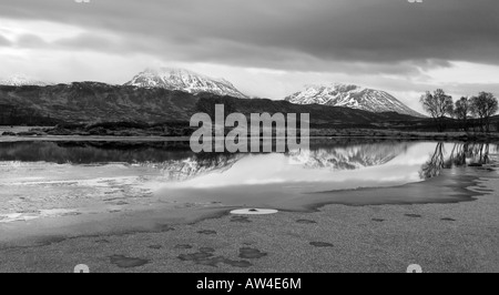 Winer Reflexionen über Loch Ba, Rannoch Moor, Scotland, UK Stockfoto