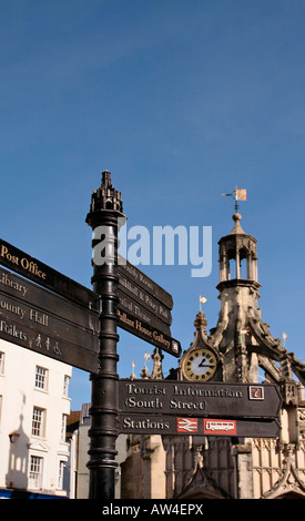 Touristische Hinweisschilder und Anweisungen in Chichester, West Sussex Stockfoto