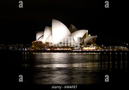 Sydney Opera House in der Nacht spiegelt sich in den Gewässern des Hafens am Circular Quay Stockfoto