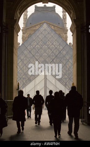 Besucher der Pyramide im Louvre Paris Stockfoto