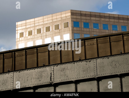 architektonische Eisenbahnbrücke mit modernen quadratischen Gebäude hinter London bridge Stockfoto