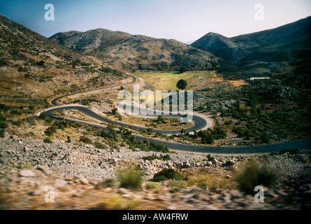 Mediterrane Szene, windigen Bergstrasse schlängelt es ist Weg durch westlichen Kreta, Griechenland Stockfoto