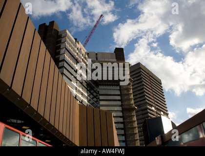 große architektonische Gebäude mit blauen Himmel und Busse Stockfoto