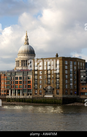 St. Pauls Kathedrale und alten docks auf Themse, london Stockfoto