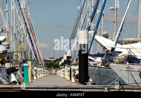 eine Steg Ponton in einem modernen Yachthafen zeigt die Stege mit teuren Yachten und Boote vertäut und auf beiden Seiten gebunden Stockfoto