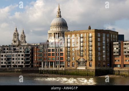 St. Pauls Kathedrale und alten docks auf Themse, london Stockfoto