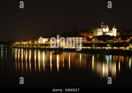 Der Stadt Nyon, Waadt, Schweiz, aus dem See bei Nacht. Stockfoto