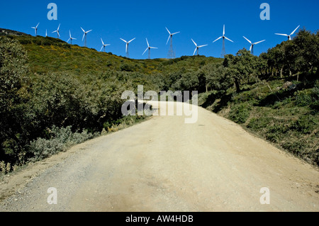 Windkraftanlagen auf Hügel über unbefestigte Straße, Tarifa, Andalusien, Spanien. Stockfoto