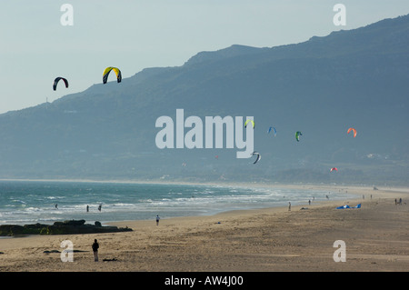 Spanien Andalusien Tarifa Strand mit Kite-Surfer Stockfoto