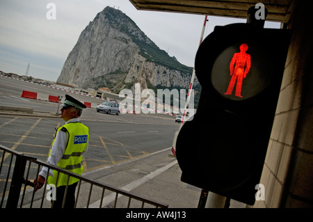 Polizist stoppt Autos auf dem Parkplatz am Flughafen von Gibraltar, Gibraltar. Stockfoto