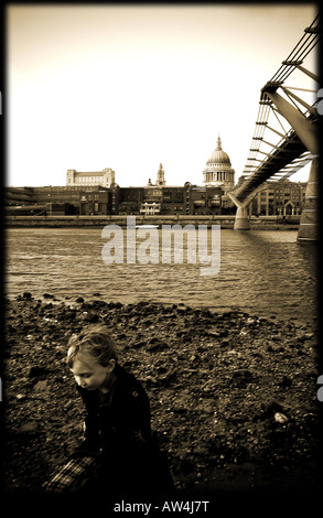 Sepia Londoner Szene des jungen auf Bankside mit Millennium Bridge und St. Pauls im Hintergrund Stockfoto