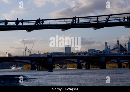 Millennium Bridge, Thames, London bei Sonnenuntergang mit Silhouetten Stockfoto