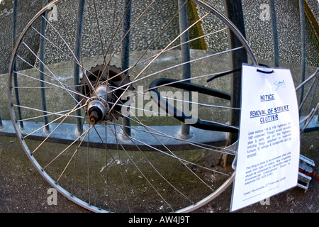 Entfernung von der Straße Unordnung Hinweis für Fahrrad in london Stockfoto