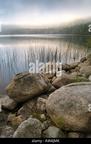 Sonnenuntergang durch Nebel über oberen Hadlock Teich mit Blick auf kahlen Gipfel Acadia Nationalpark Maine USA Stockfoto