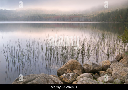 Sonnenuntergang durch Nebel über oberen Hadlock Teich mit Blick auf kahlen Gipfel Acadia Nationalpark Maine USA Stockfoto