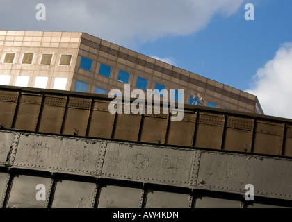 architektonische Eisenbahnbrücke mit modernen quadratischen Gebäude hinter London bridge Stockfoto