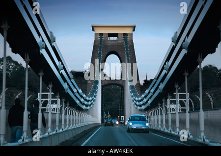 Clifton Suspension Bridge gesehen durch ein Autofahrer überqueren Stockfoto