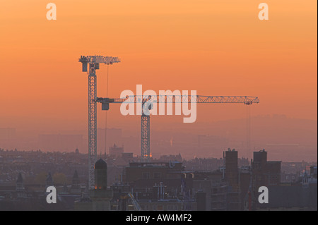 Zwei Kräne und die Skyline der Stadt Edinburgh, Schottland Stockfoto