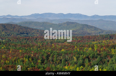 Eine Übersicht der schönen Hanglage in den Blue Ridge Mountains im Herbst Herbst Farbe ändern Stockfoto