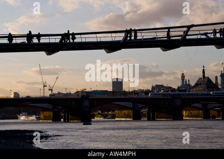 Millennium Bridge, Thames, London bei Sonnenuntergang mit Silhouetten Stockfoto