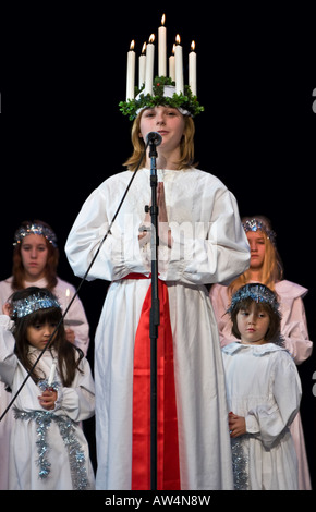 Lucia Festzug schwedische Gesang und Folklore Tanz im schwedischen Weihnachtsmarkt (Toronto, Kanada) Stockfoto