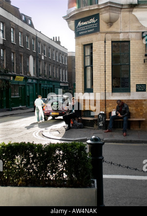 London Reportageaufnahme von zwei Menschen, die eine Pause, eine schwarze, eine weiße Stockfoto