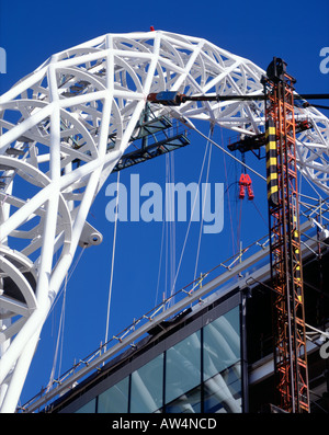 Bogen des Wembley-Stadion im Bau, November 2005 Stockfoto