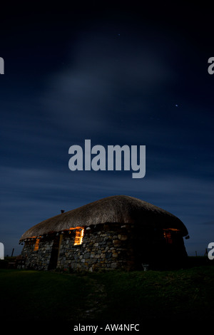 Nachtzeit lange Exposition der traditionellen schottischen Blackhouse auf der Isle of Harris Western Isles äußeren Hebriden Scotland Stockfoto