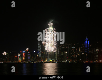 Feuerwerk über der Skyline von Hong Kong Stockfoto