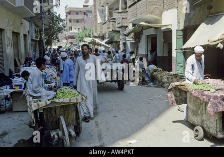 Straße in der Nähe von dem Markt in Luxor im oberen Bereich der Nil in Ägypten Stockfoto