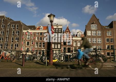 Fahrräder und alten Gebäuden entlang einer Gracht in Amsterdam. Stockfoto