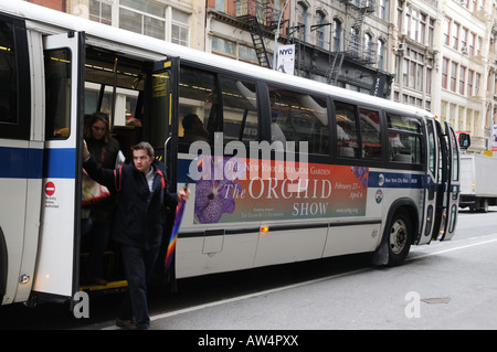 Eine Bushaltestelle des New York City im Soho-Bereich von Manhattan. Stockfoto
