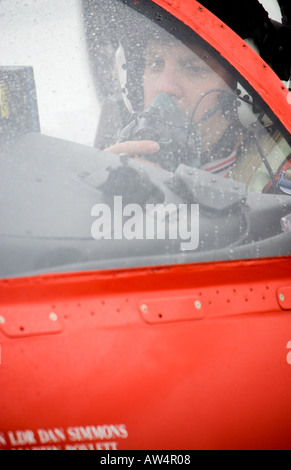 Nahaufnahme von einer roten Pfeile Display team pilot Dan Simmons Testflug vorbereiten Stockfoto