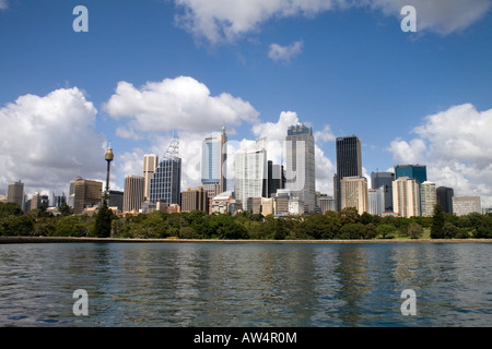 Blick auf Sydney Stadtzentrum mit den Royal Botanic Gardens im Vordergrund, aus über den Hafen Stockfoto