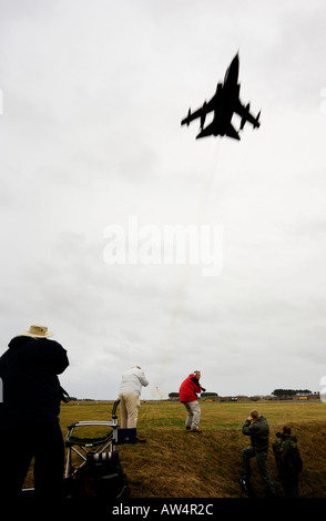 Tornado GR4 Kampfjet fliegen tief über Zuschauer bei einer airshow Stockfoto
