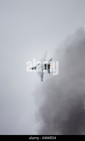 Tornado GR4 Kampfjet mit Dampf weg fliegen durch Rauch Bombe Stockfoto