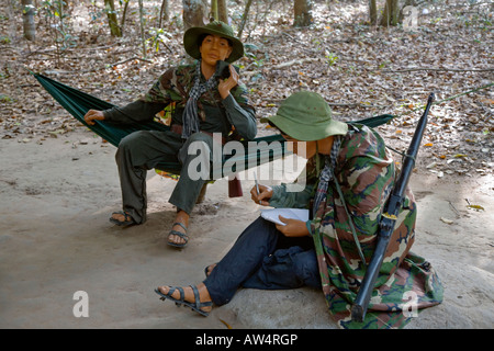 Figuren der zwei VIETCONG-Soldaten sitzen in Hängematten in die CU CHI Tunnel Ausstellung in HO CHI MINH Stadt SAIGON VIETNAM Stockfoto