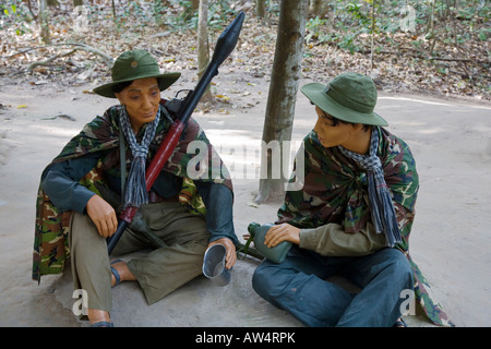 Zwei Figuren der VIETCONG-Soldaten in die CU CHI Tunnel in HO CHI MINH Stadt SAIGON VIETNAM ausstellen Stockfoto