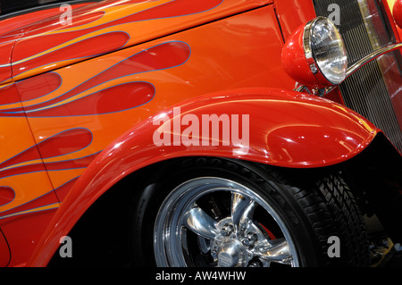 Auto-Kotflügel mit Flammen Stockfotografie - Alamy