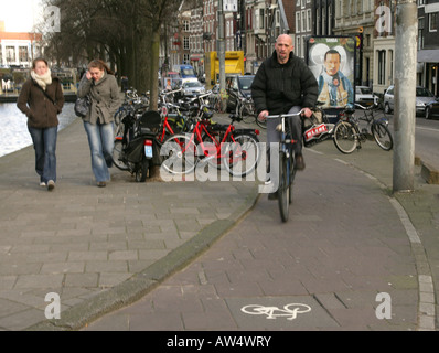 Ein Radsportler, die auf eine dedizierte Radweg in Amsterdam - eine der fahrradfreundlichsten Städte der Welt. Stockfoto