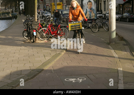 Radfahrer fahren auf einer dedizierten Radweg in Amsterdam - eine der fahrradfreundlichsten Städte der Welt. Stockfoto